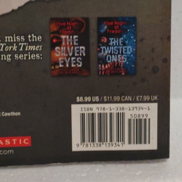 Guidebook must-have any fan of the popular game series, Five Night at Freddy's - Picture 11 of 16